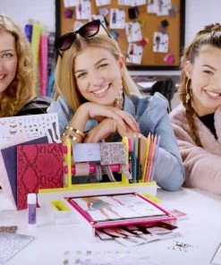 Style 4 Ever Fashion Designer Studio -Play-Doh shop OFG232 LIFESTYLE 3 300dpi 51311.1665013470